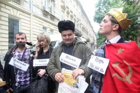 Участники митинга против визита Януковича