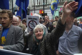 Участники митинга против визита Януковича