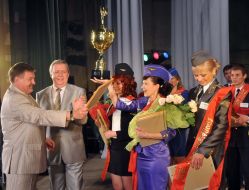 Леонід Лобойко вручає Перехідний кубок