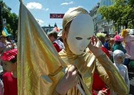 Девочка в маске