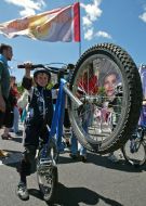 Мальчик с велосипедом