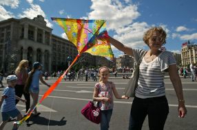 Женщина держит воздушного змея