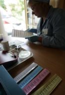 Медработник делает анализ крови