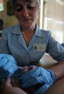 Медработник делает анализ крови