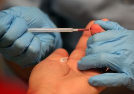 Медработник делает анализ крови