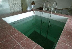 Swimming pool with cold water