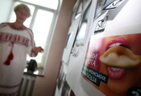 Stand with showboards