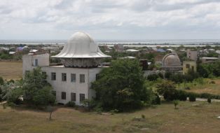 Antennas center for space communications