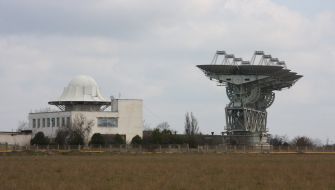 Antennas center for space communications