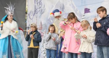 Children eat ice-cream