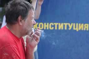 Чоловік курить