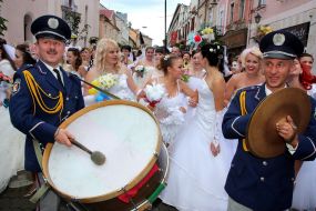 Fiancees parade participants