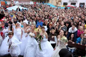 Fiancees parade participants