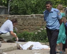 Судмедэксперт осматривает труп Олега Колодяжного