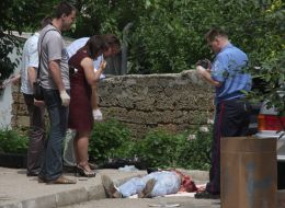 Судмедэксперт осматривает труп Олега Колодяжного