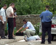 Судмедэксперт осматривает труп Олега Колодяжного