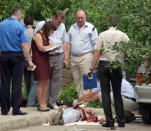 Судмедэксперт осматривает труп Олега Колодяжного