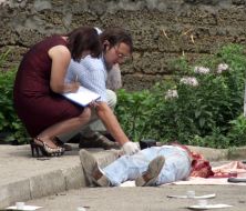 Судмедэксперт осматривает труп Олега Колодяжного