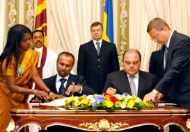 Mikhail Kulinyak, Viktor Yanukovich and Makhindi Radzhapaksi