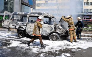 Пожарные тушат микроавтобус