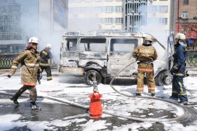 Пожарники тушат маршрутку