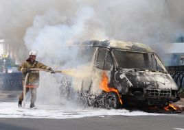 Пожарный тушит микроавтобус