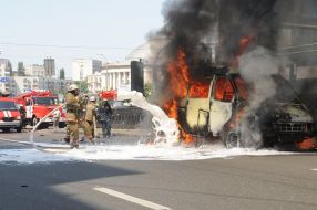 Пожарные тушат микроавтобус