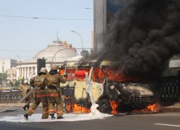 Пожарные тушат микроавтобус