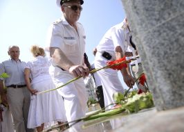 Laying-on of flowers to the hetman Sagaydachny monument