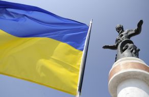 Flag of Ukraine near a monument to the hetman Sagaydachny