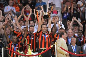 Игроки ФК ”Шахтер” радуются победе