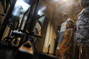 Девочка возле пулеметов