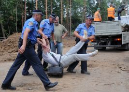 Сотрудники милиции несут Игоря Рассоху