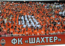FC «Shakhtyor» (Donetsk) players with fans