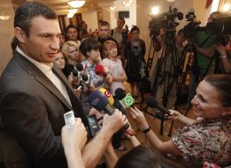 Vitali Klitschko responds to reporters’ questions