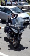 Дівчина сидить на мотоциклі