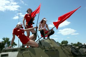Дівчата стоять на бронетранспортері