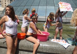 Активистки женского движения FEMEN