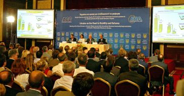 Представники ділових кіл та дипломатичного корпусу під час зустрічі з прем’єр-міністром України Миколою Азаровим