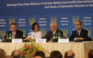 Виталий Лукьяненко, Анна Деревянко, Николай Азаров и Хорхе Зукоски