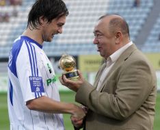 Aleksandr Yefimov hands the prize of the best bombardier to Artem Milevsky