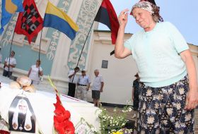 The participant of action crosses oneself