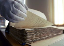 Сотрудник архива