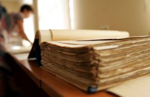 Сотрудник архива