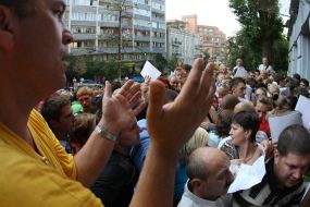 Crowd next to selection committee