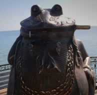 Monument to the frog