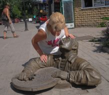 Памятник слесарю-сантехнику