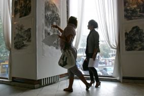 Відвідувачі розглядають картини