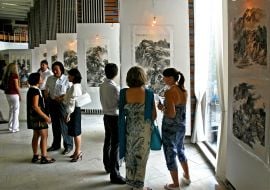 Відвідувачі розглядають картини