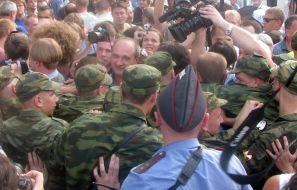 Police hamper the march of the Russian opposition